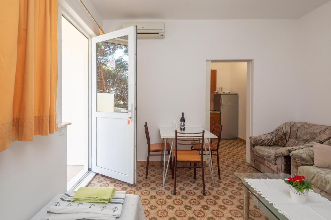 Duće Beach Apartments "Bili Cvitak" מראה חיצוני תמונה